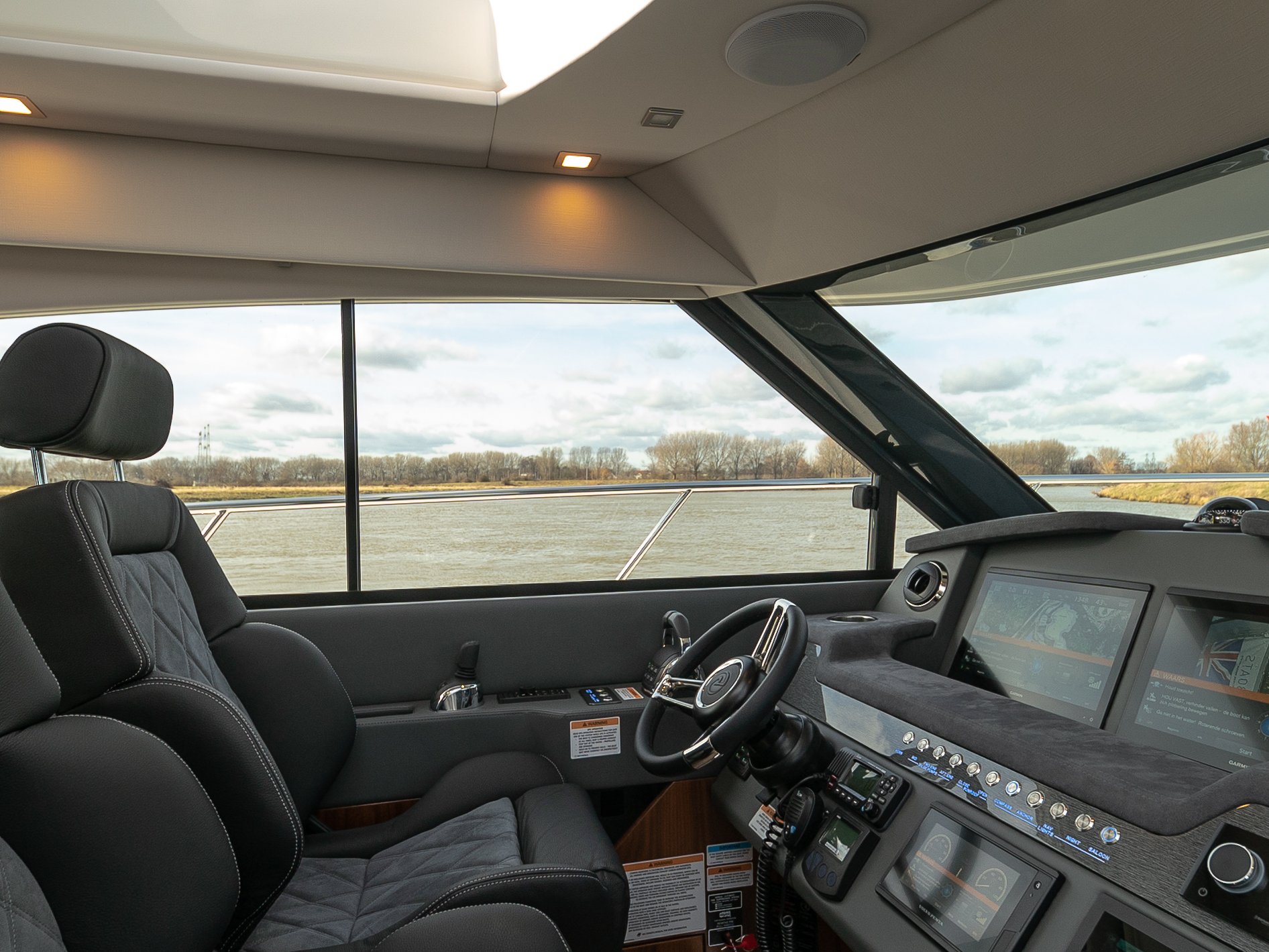 Riviera 4800 SPORT YACHT SERIES II - PLATINUM EDITION