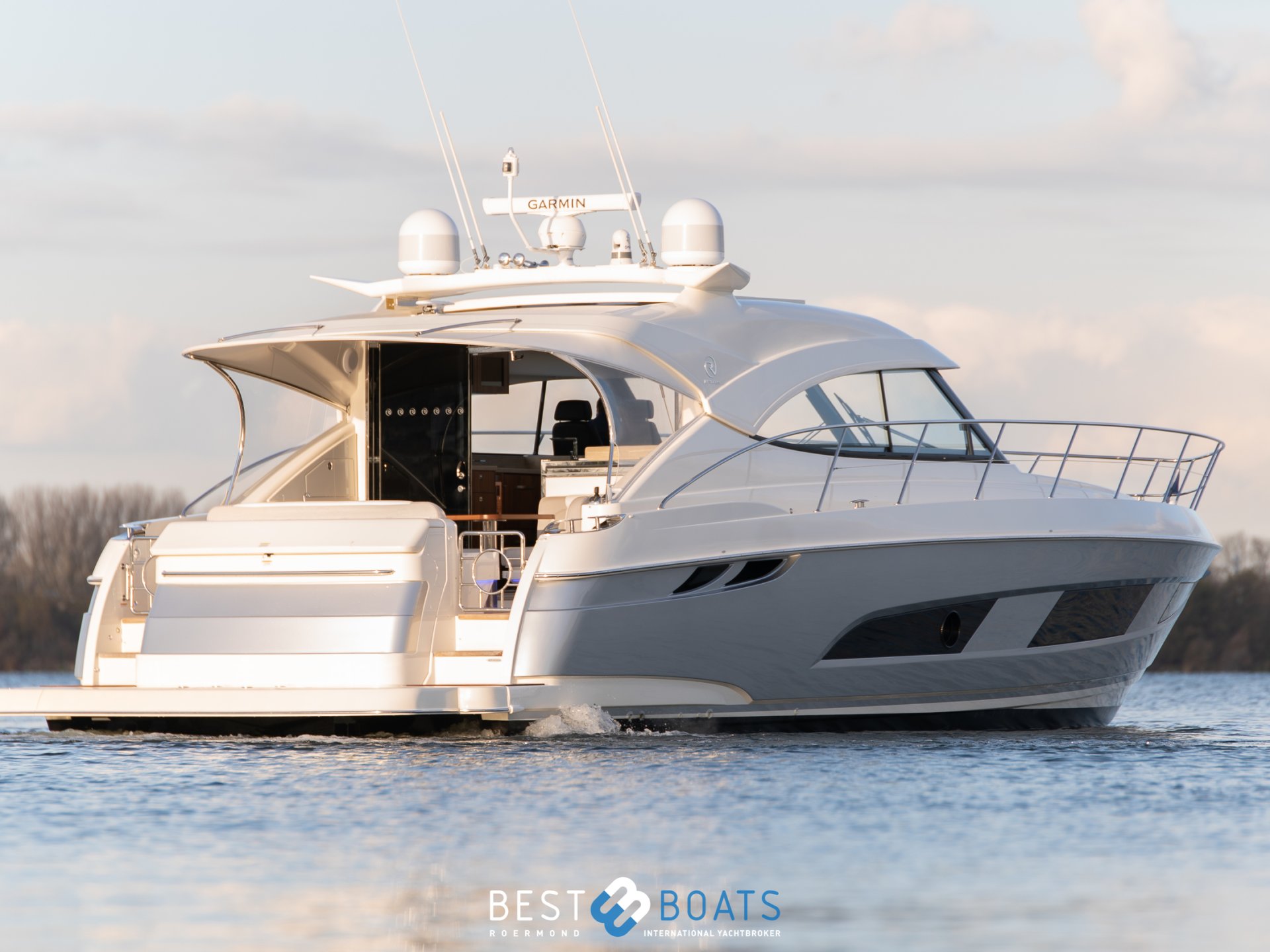 Riviera 4800 Sport Yacht Series II