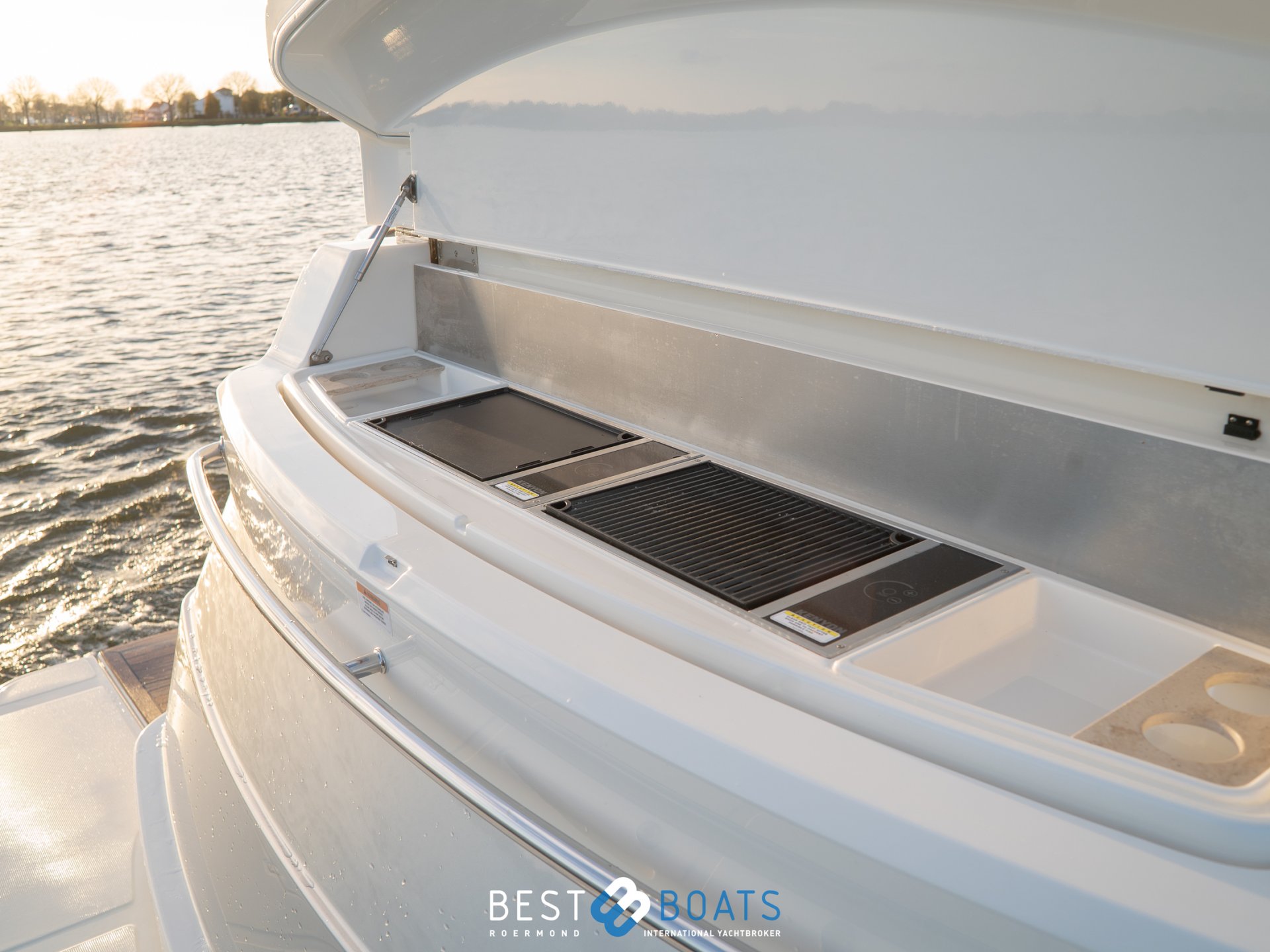Riviera 4800 Sport Yacht Series II