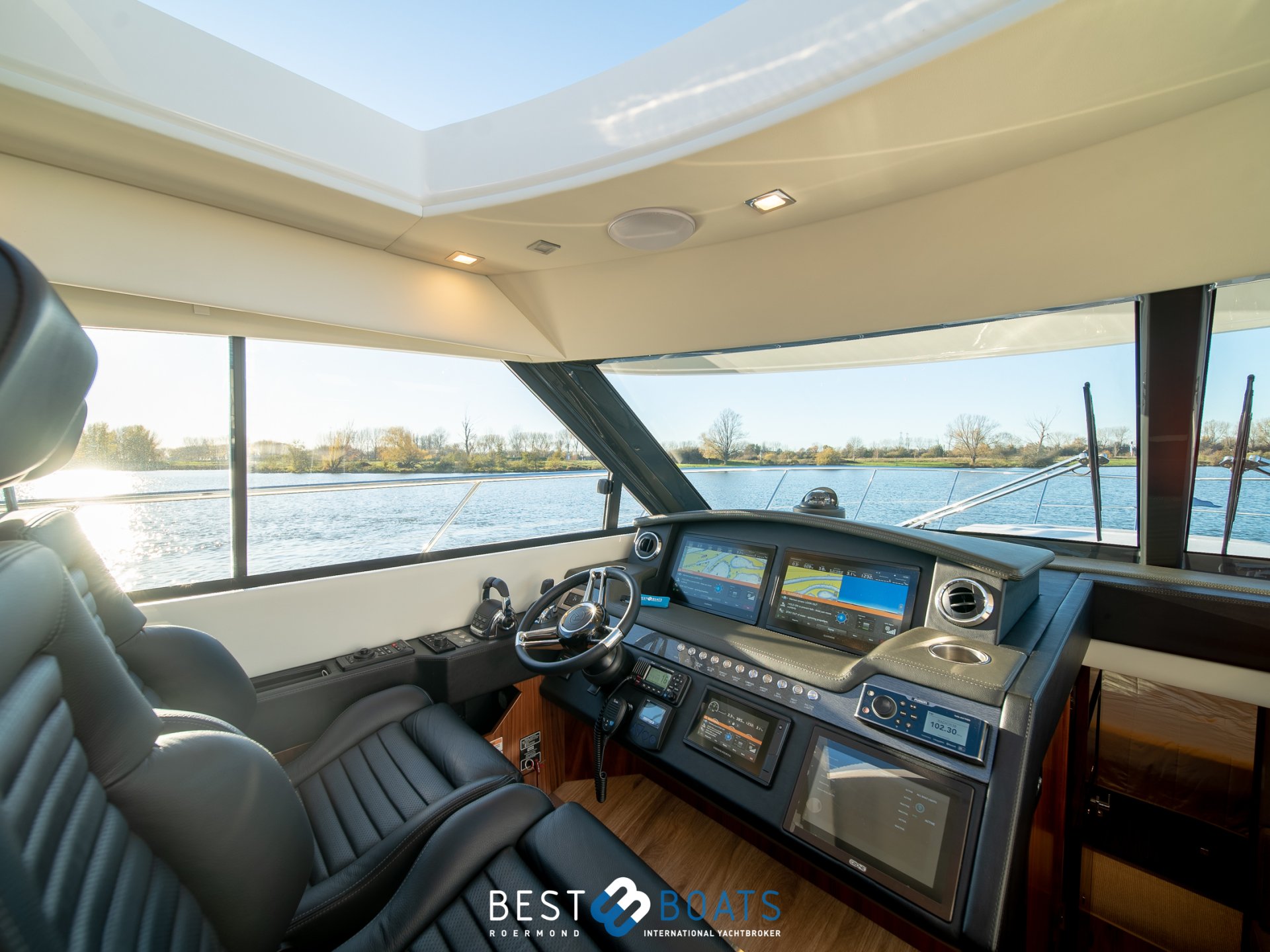 Riviera 4800 Sport Yacht Series II