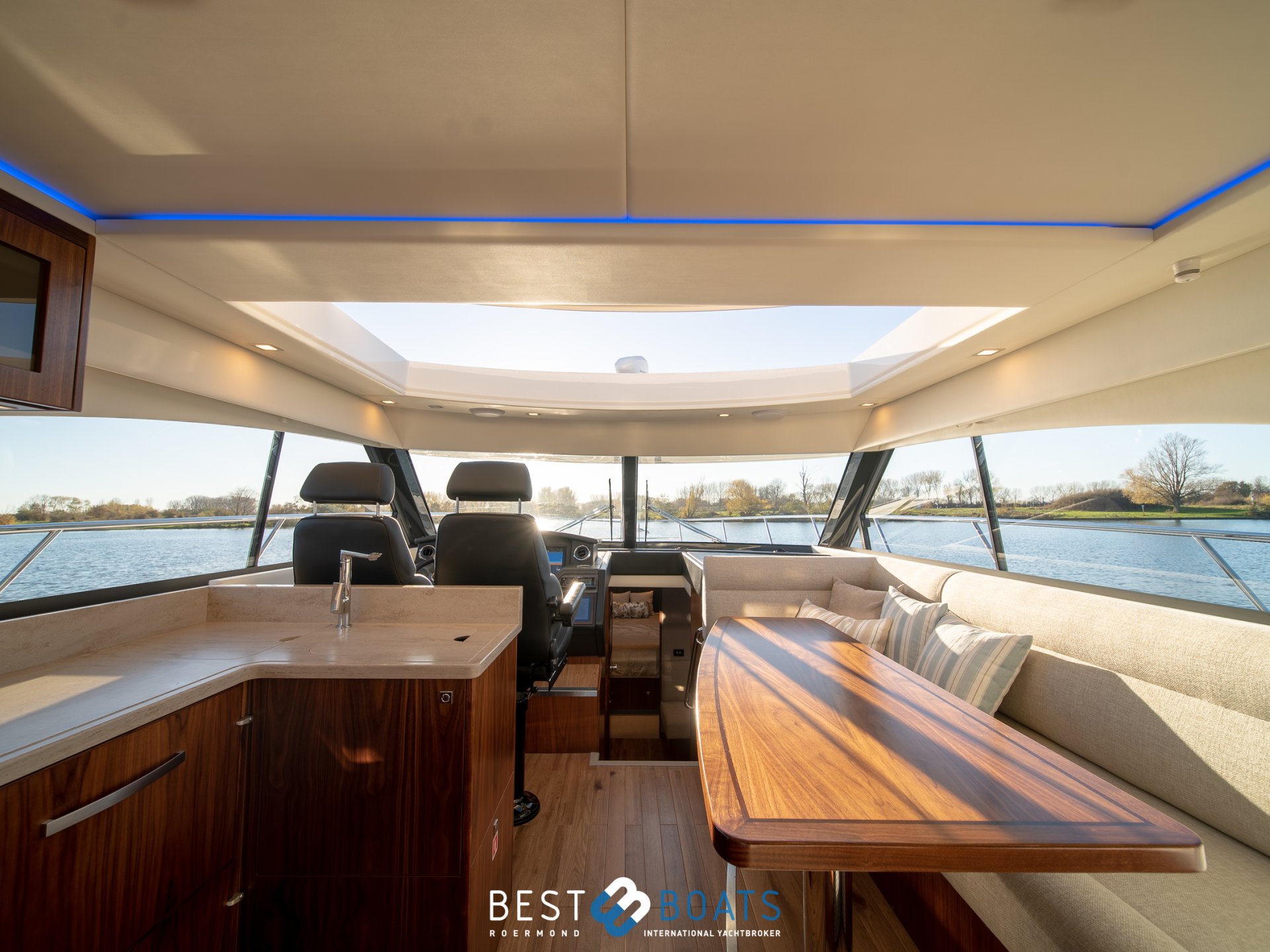Riviera 4800 Sport Yacht Series II