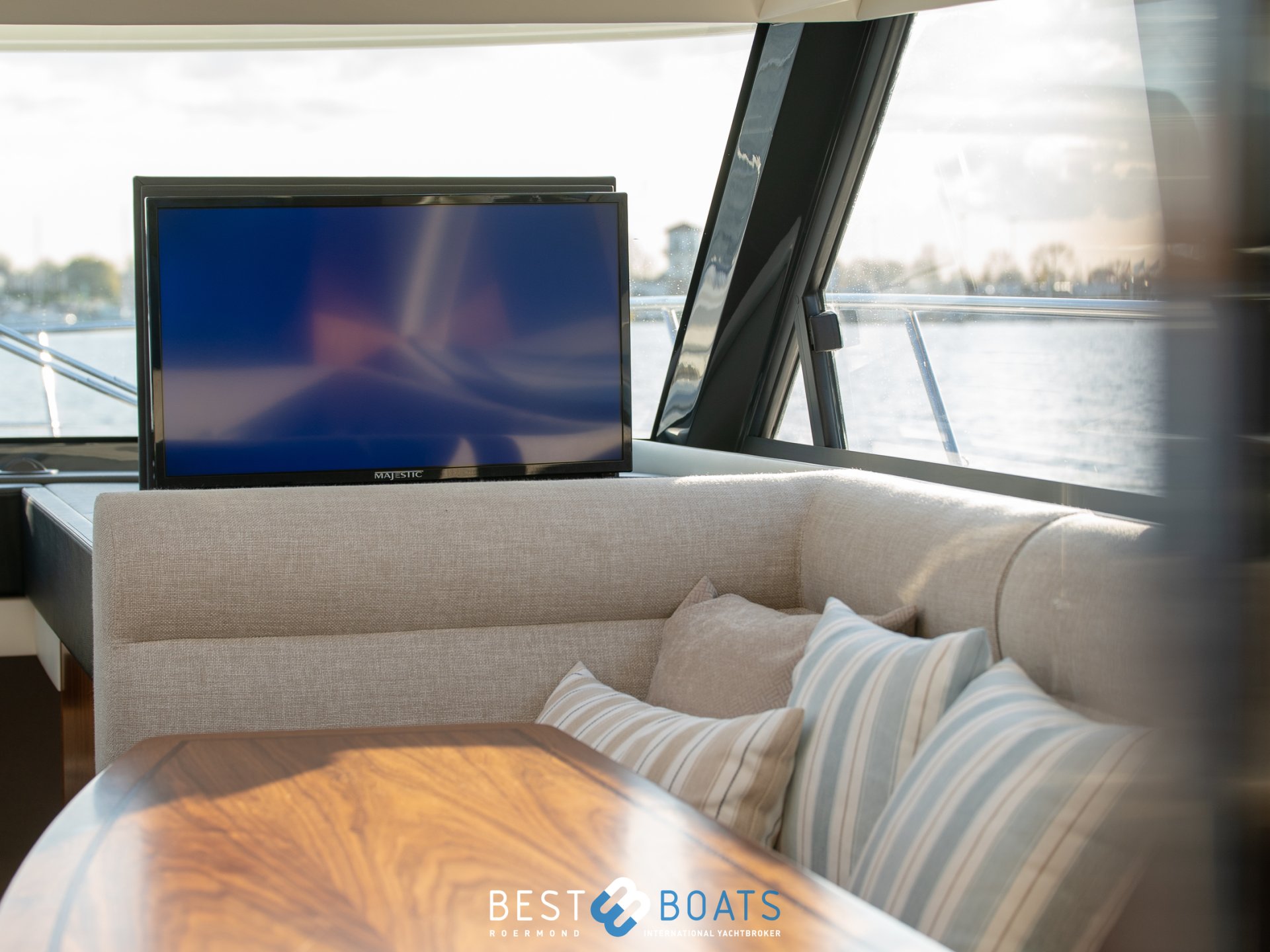Riviera 4800 Sport Yacht Series II