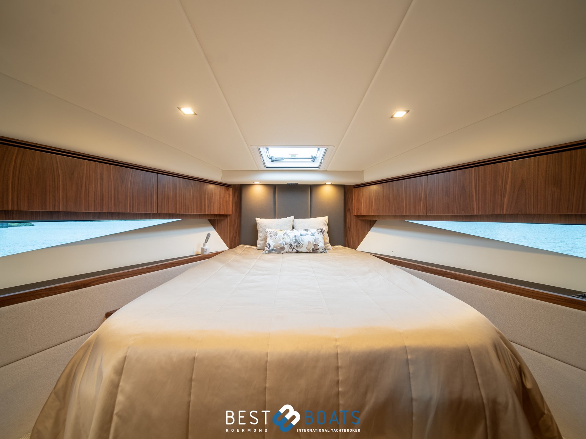 Riviera 4800 Sport Yacht Series II