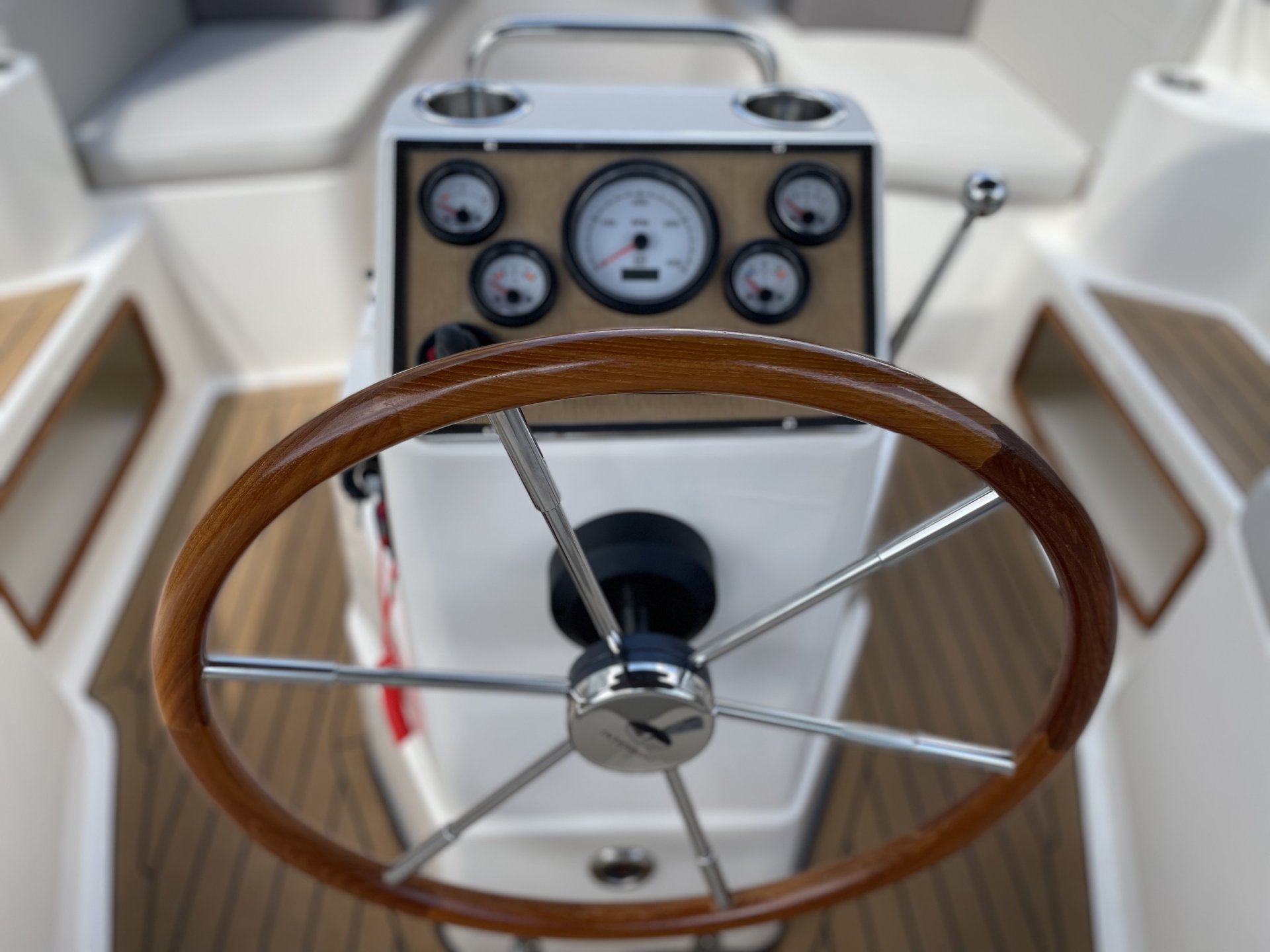 Interboat Intender 700