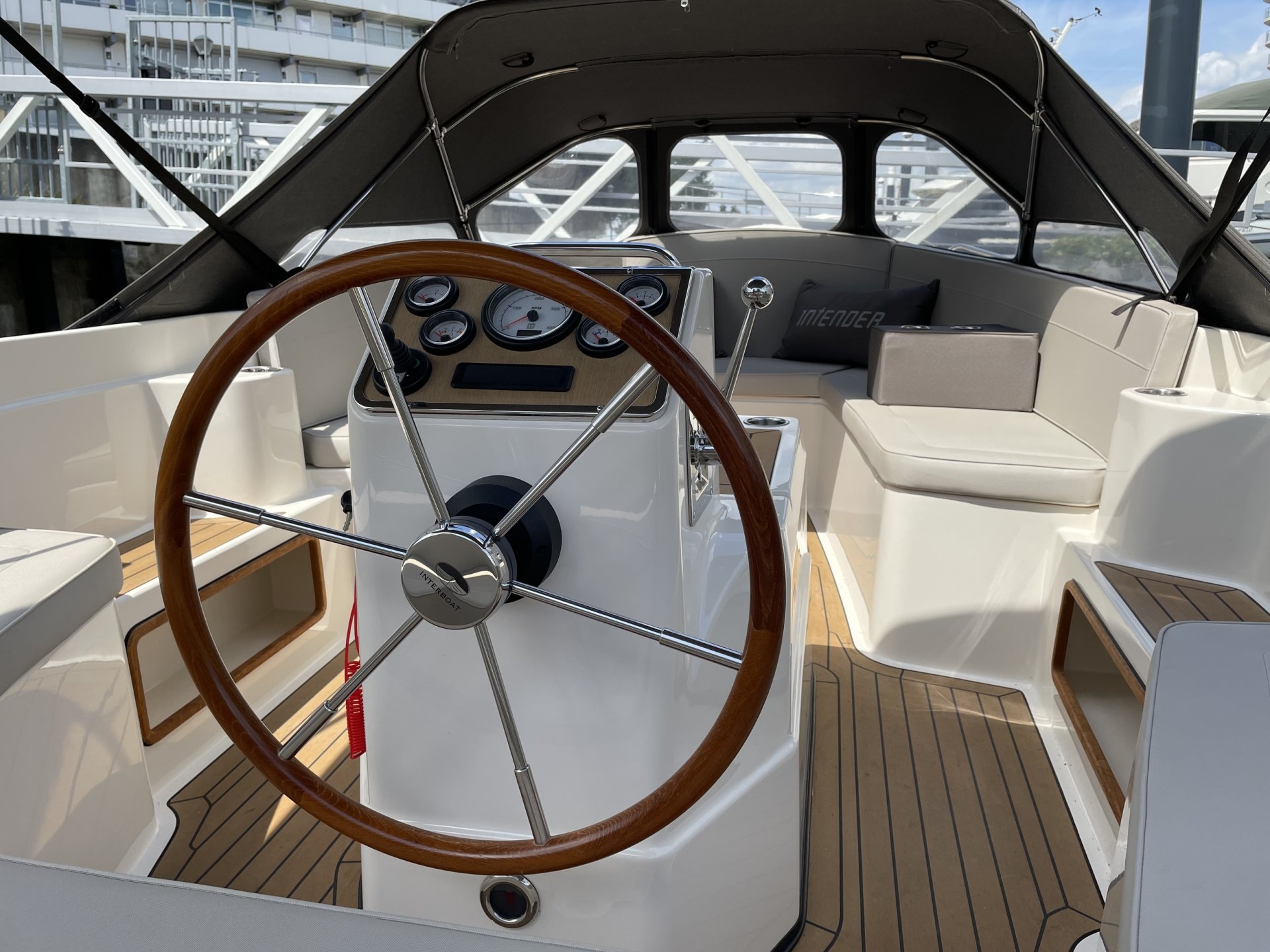 Interboat Intender 700