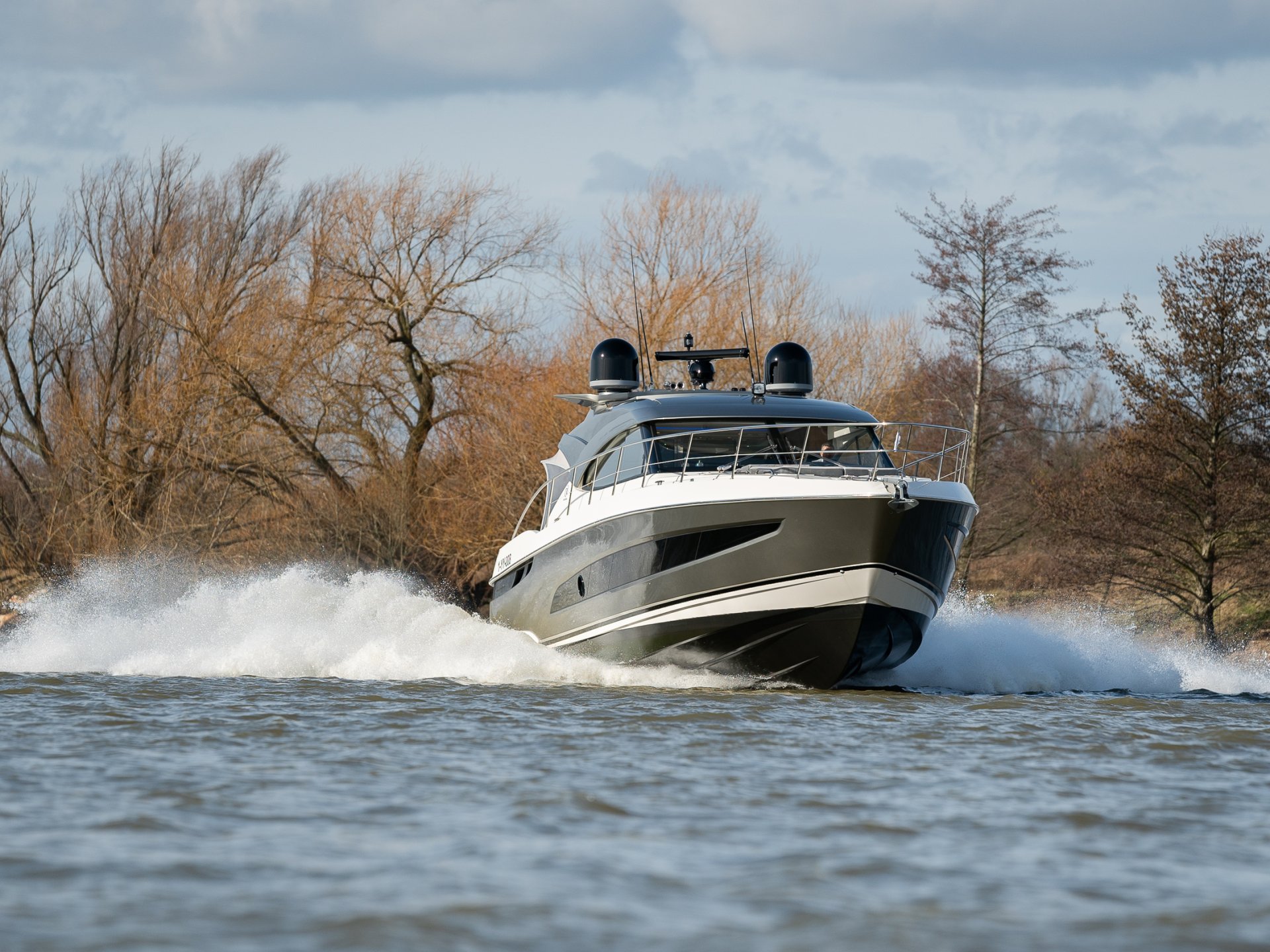 Riviera 4800 SPORT YACHT SERIES II - PLATINUM EDITION