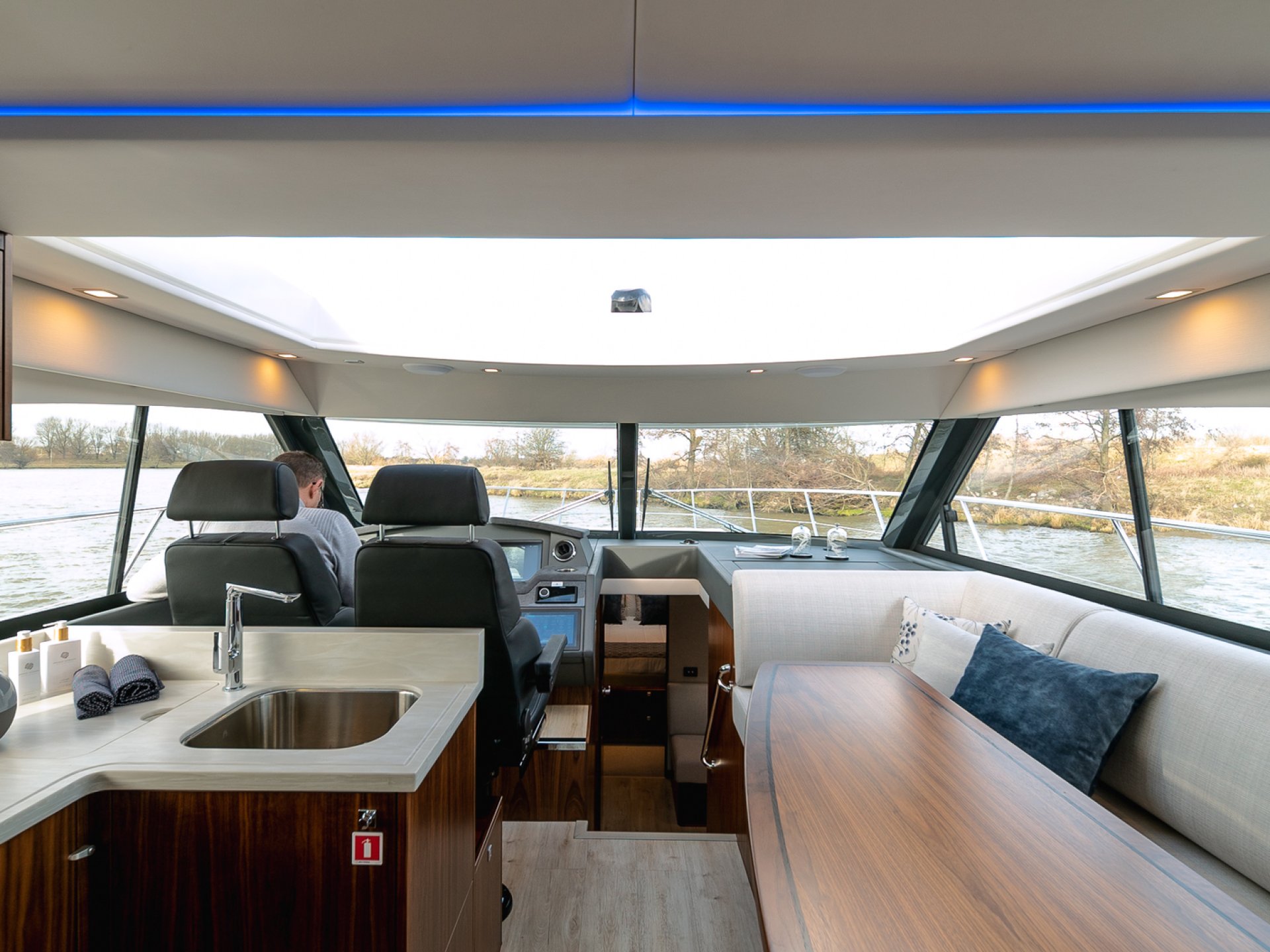 Riviera 4800 SPORT YACHT SERIES II - PLATINUM EDITION