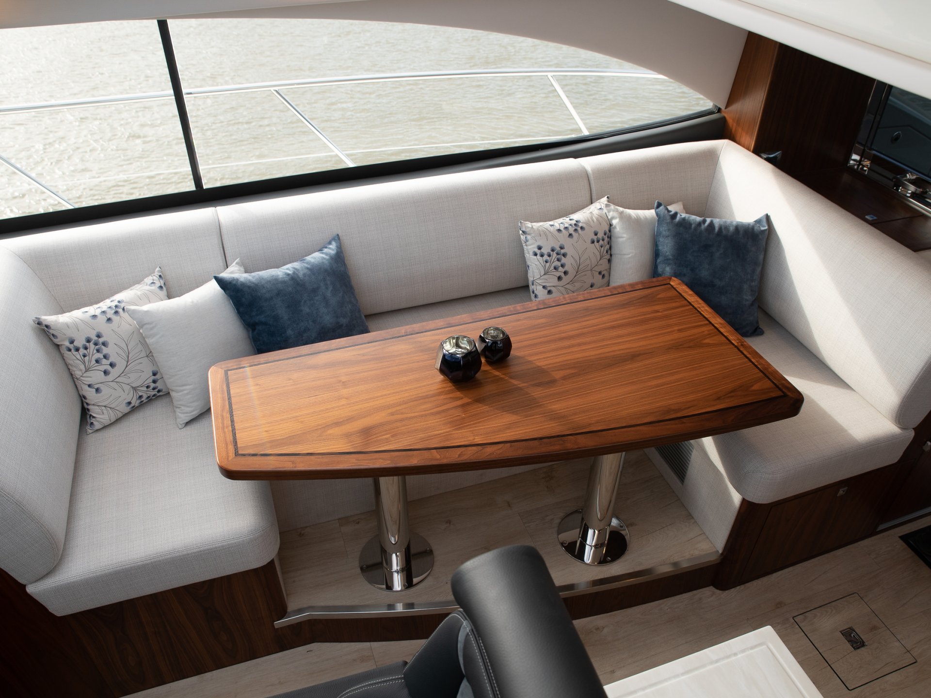 Riviera 4800 SPORT YACHT SERIES II - PLATINUM EDITION