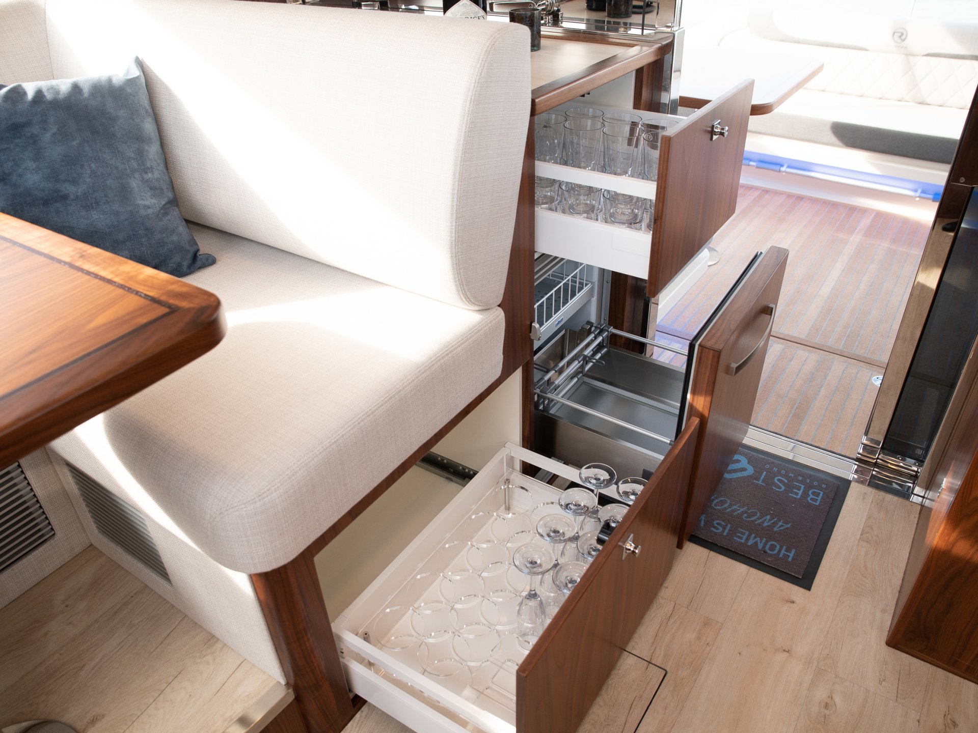 Riviera 4800 SPORT YACHT SERIES II - PLATINUM EDITION
