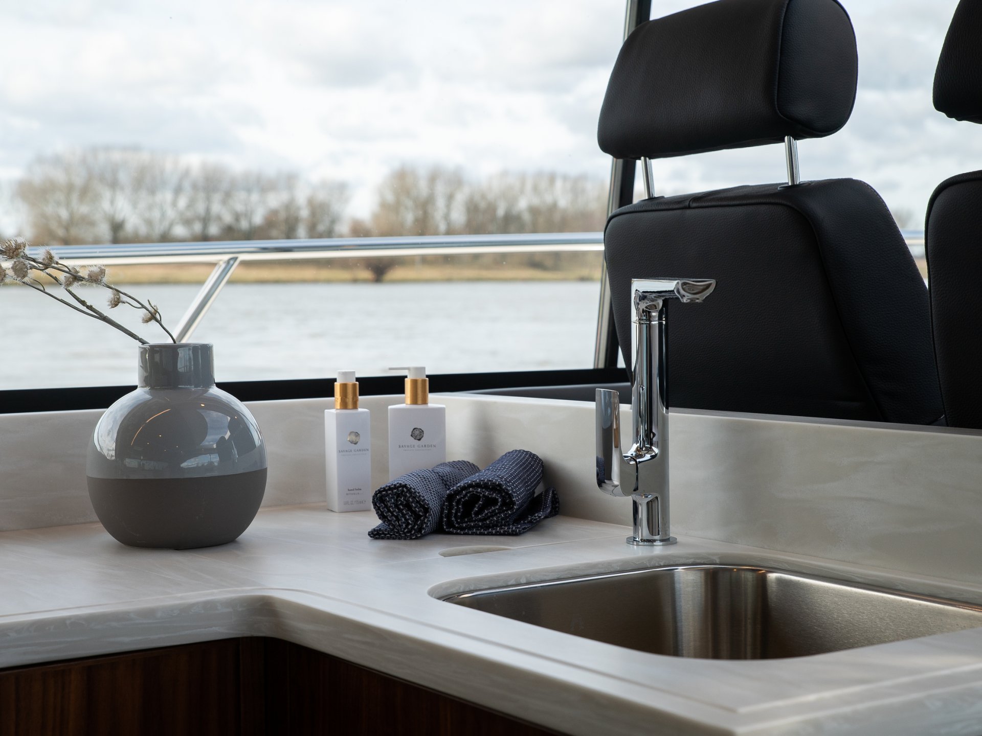 Riviera 4800 SPORT YACHT SERIES II - PLATINUM EDITION