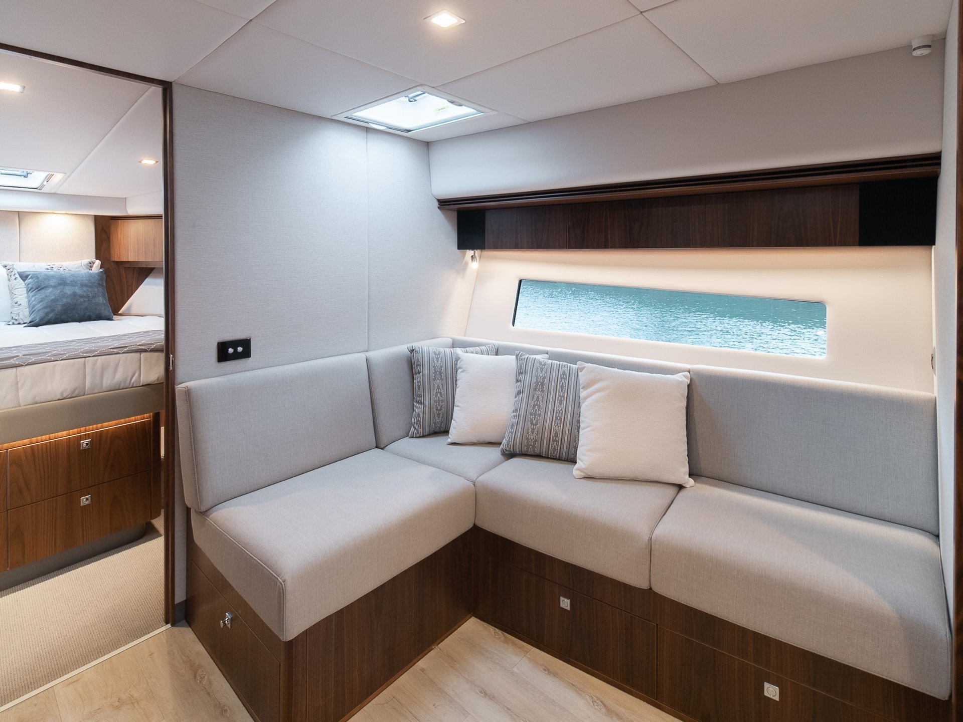 Riviera 4800 SPORT YACHT SERIES II - PLATINUM EDITION
