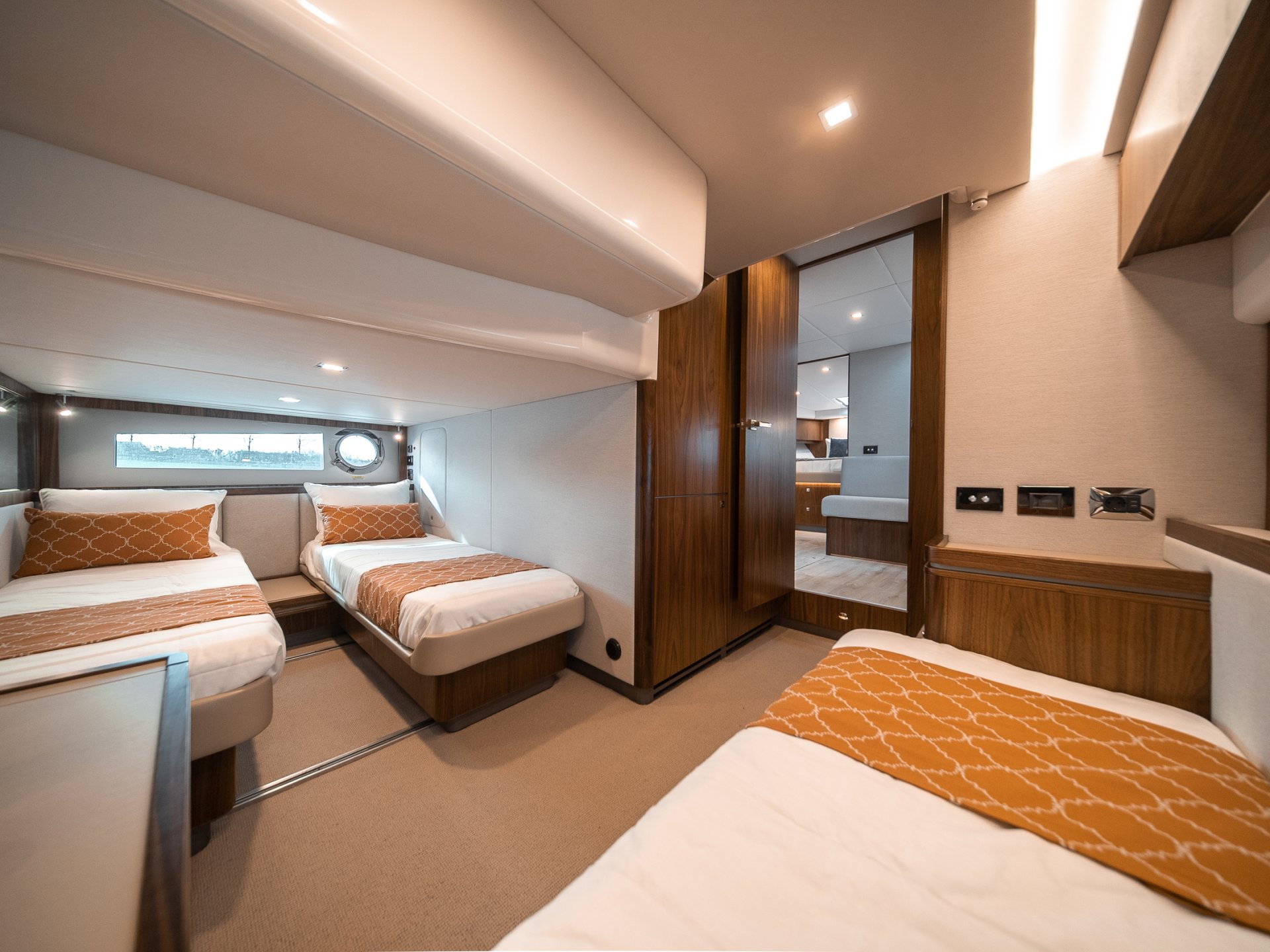 Riviera 4800 SPORT YACHT SERIES II - PLATINUM EDITION