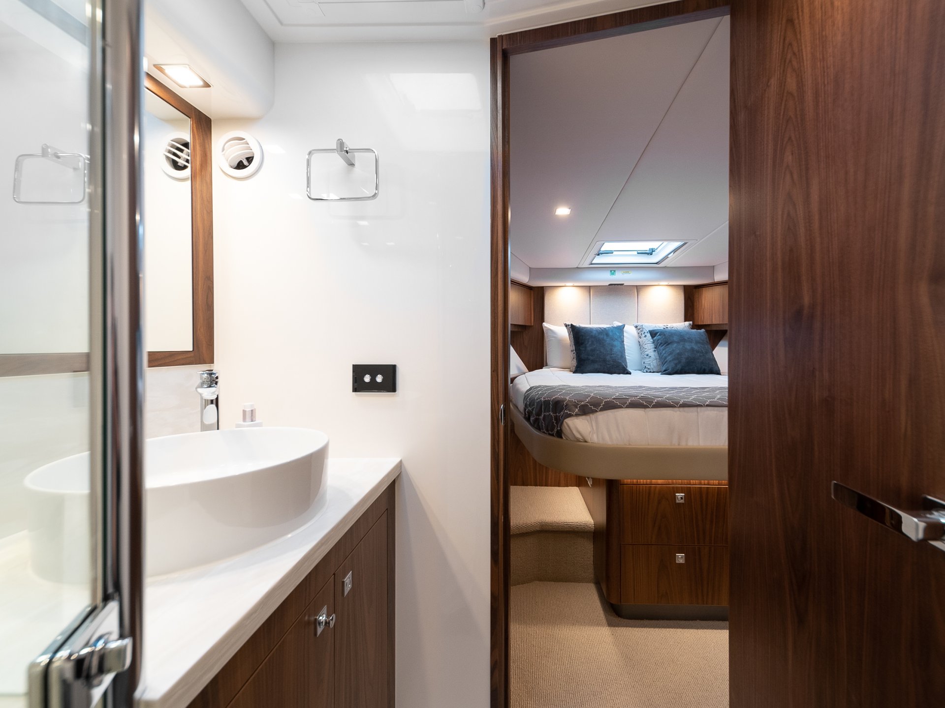 Riviera 4800 SPORT YACHT SERIES II - PLATINUM EDITION