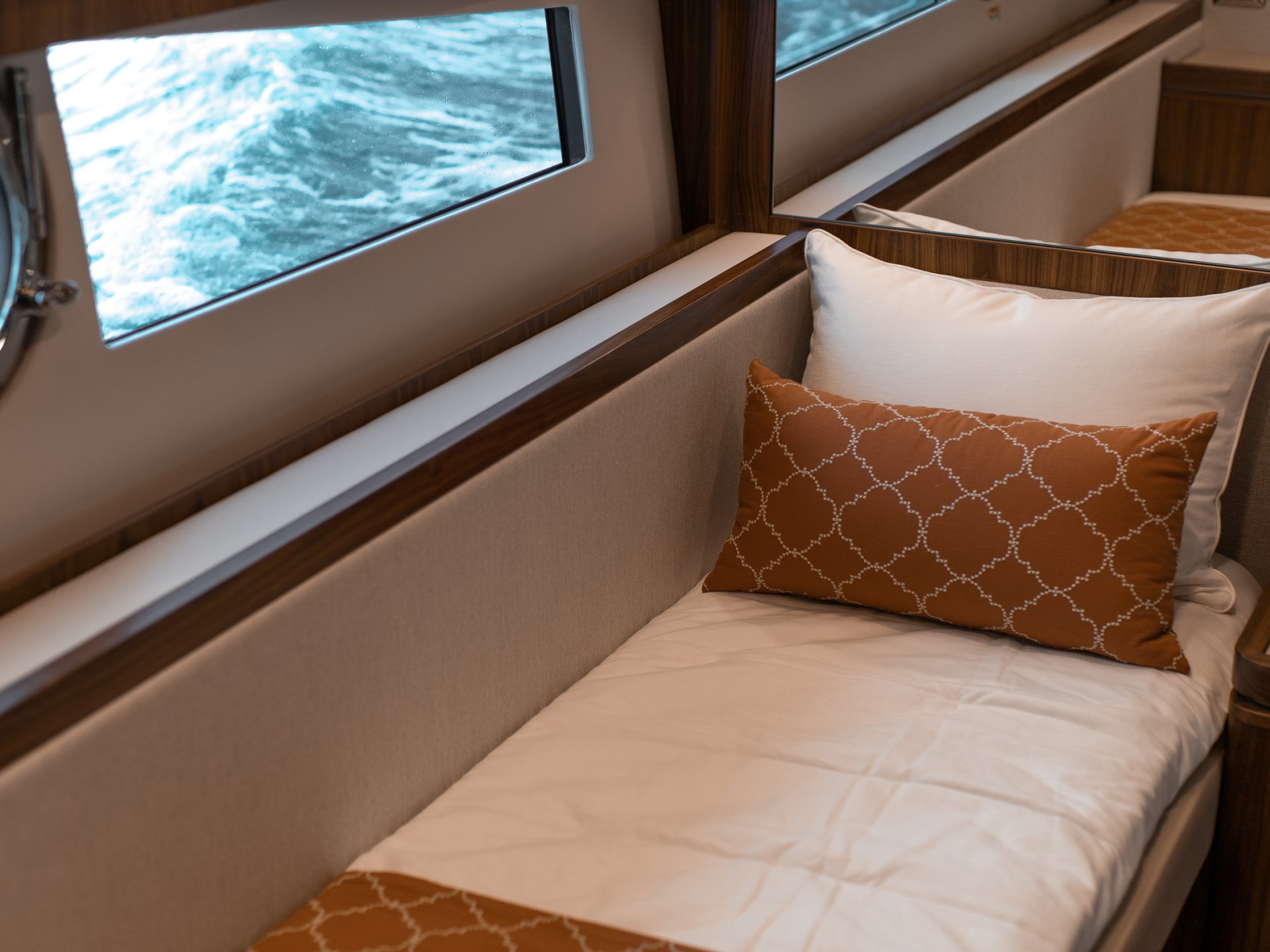 Riviera 4800 SPORT YACHT SERIES II - PLATINUM EDITION
