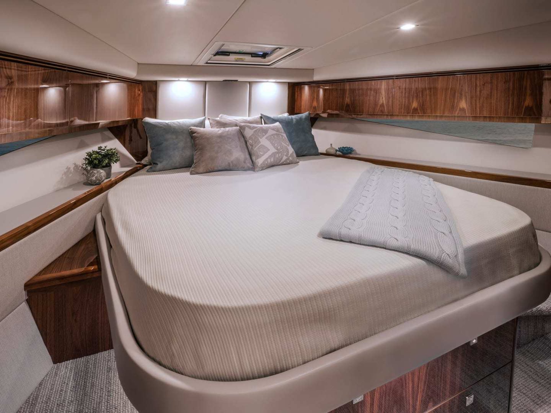 Riviera 4800 SPORT YACHT SERIES II - PLATINUM EDITION