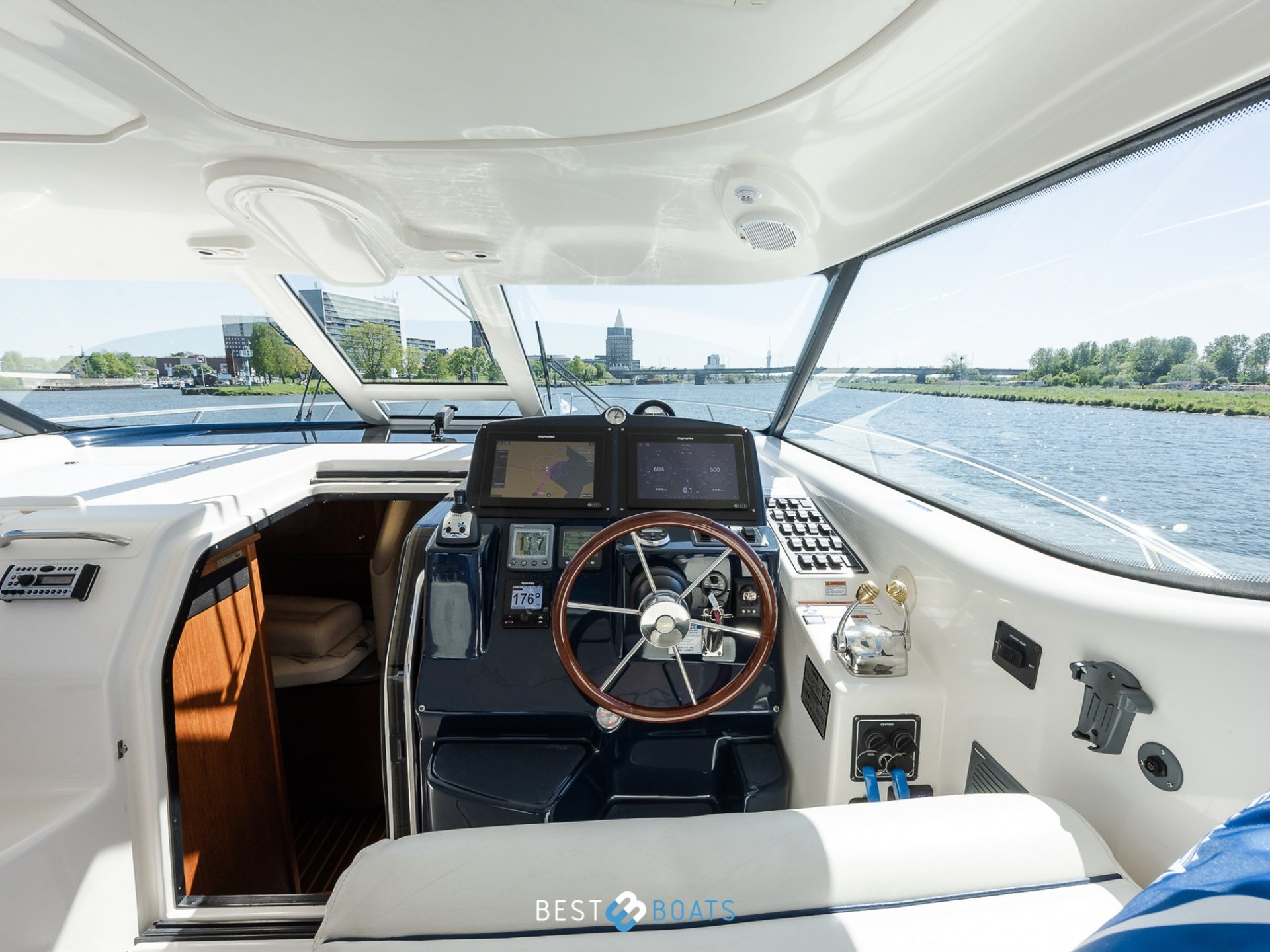 Tiara Yachts 4300 Sovran