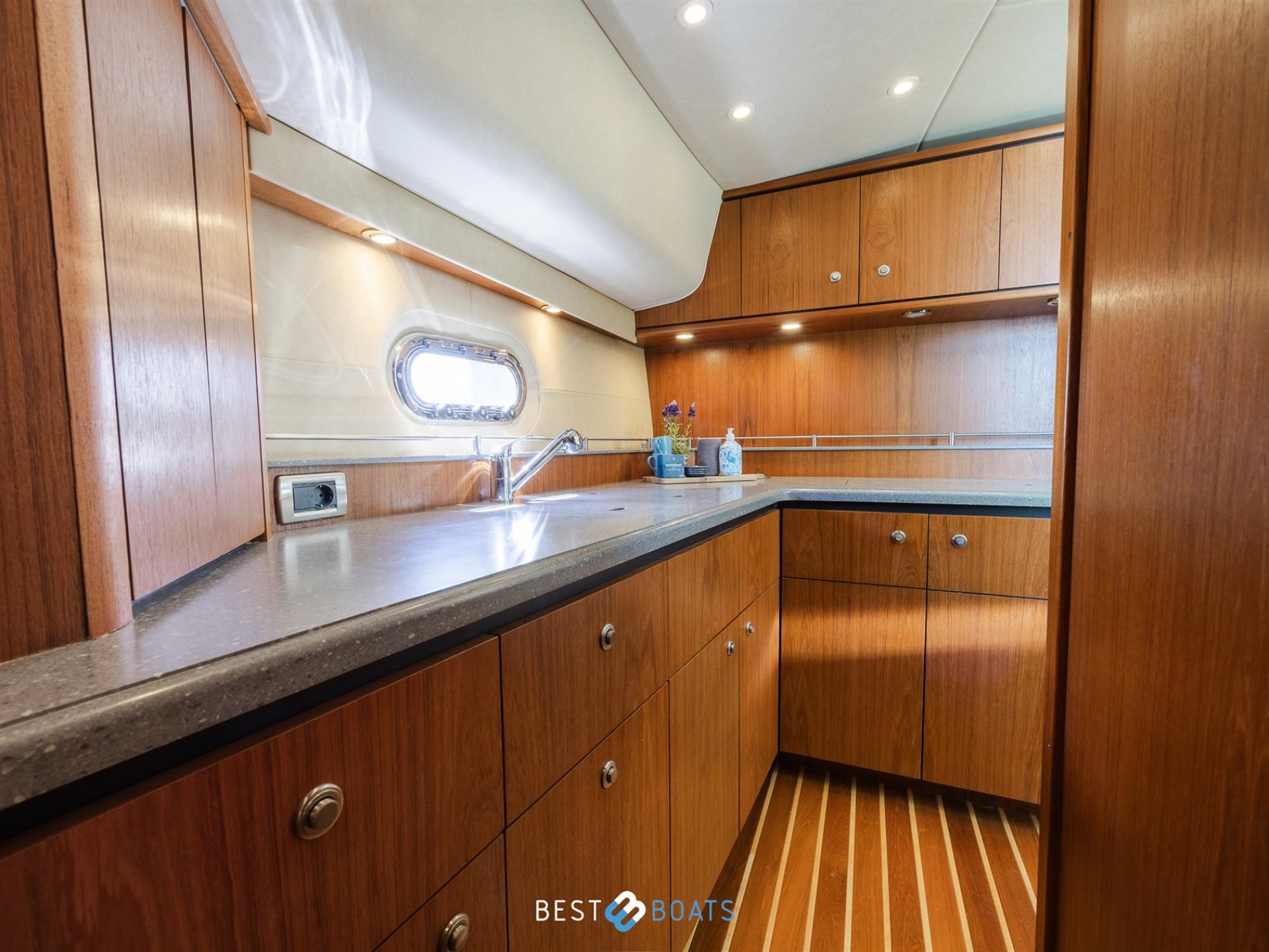 Tiara Yachts 4300 Sovran