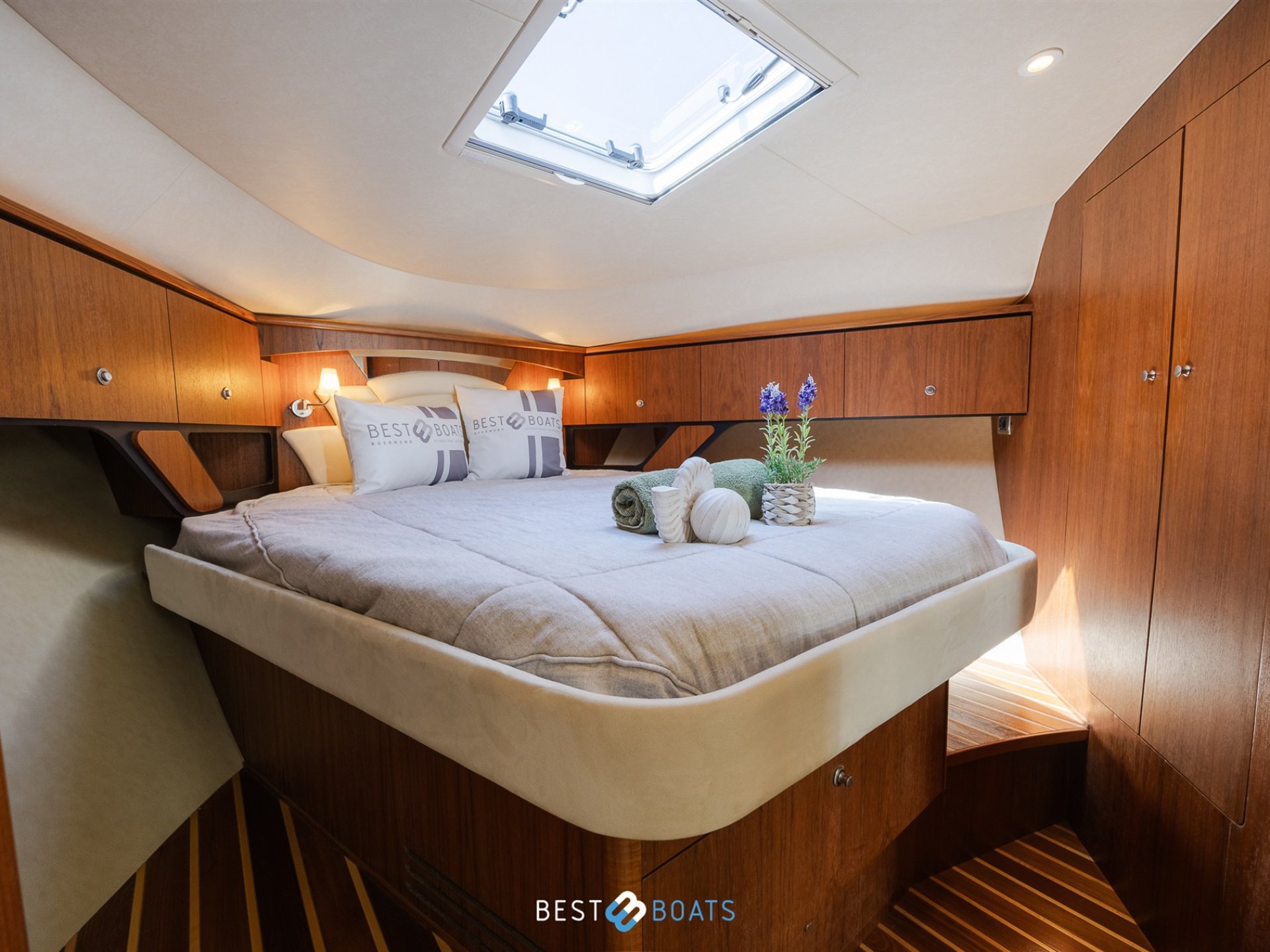 Tiara Yachts 4300 Sovran