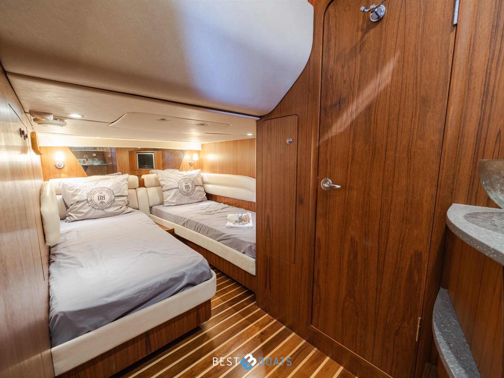 Tiara Yachts 4300 Sovran