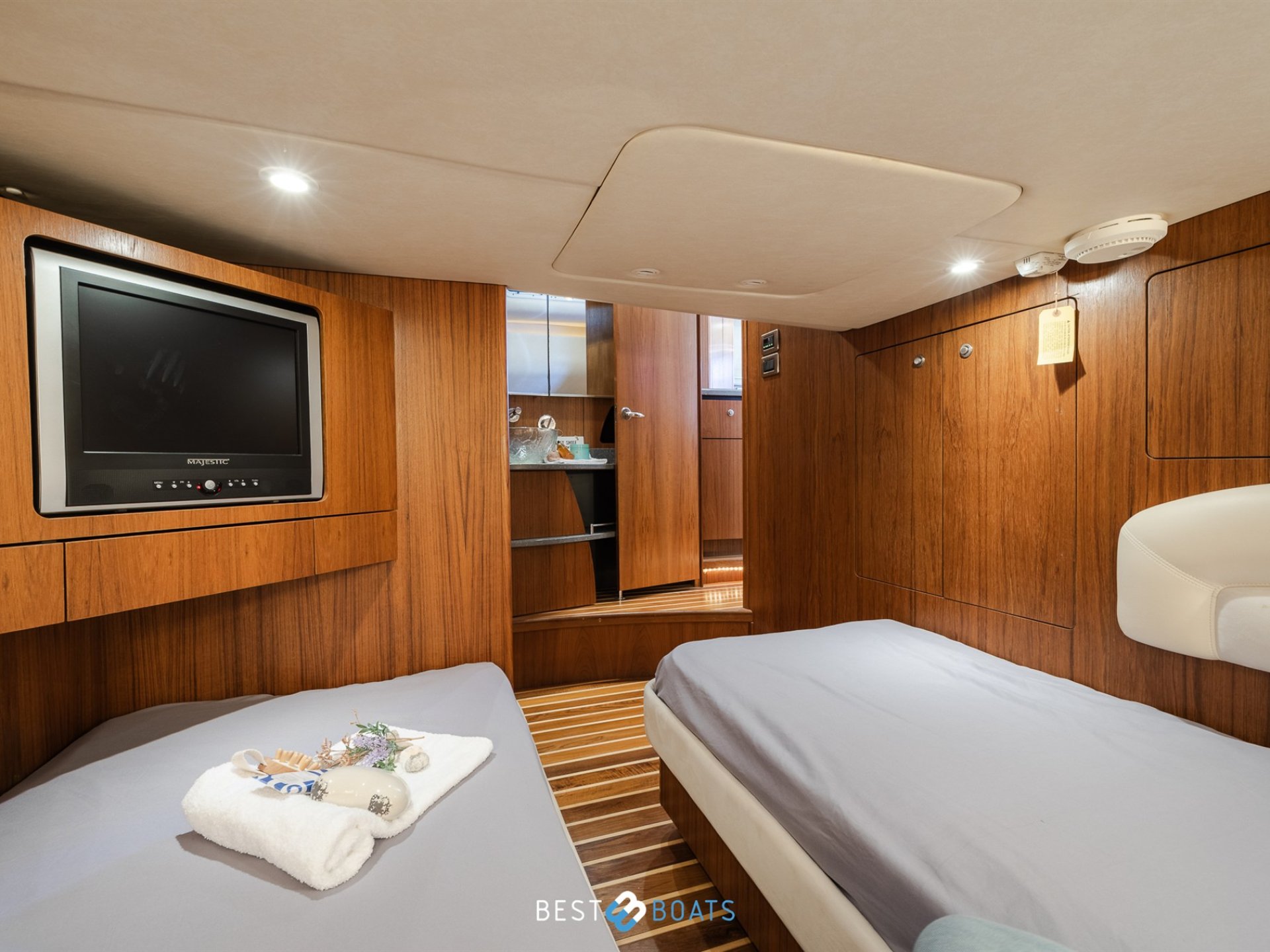 Tiara Yachts 4300 Sovran