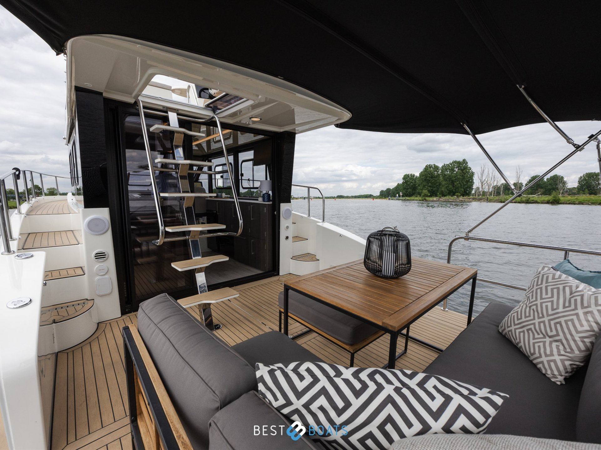 Cobra Yachts Futura 36 Premium Fly