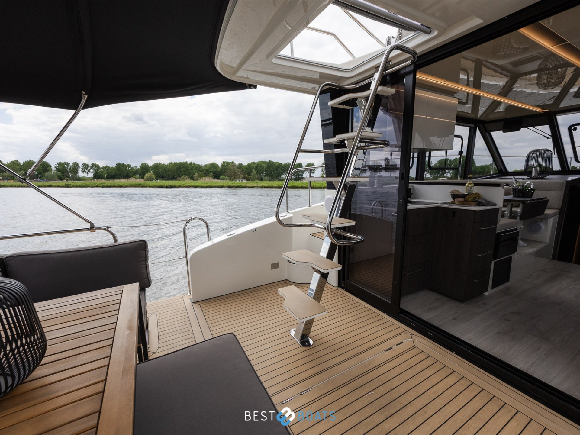 Cobra Yachts Futura 36 Premium Fly