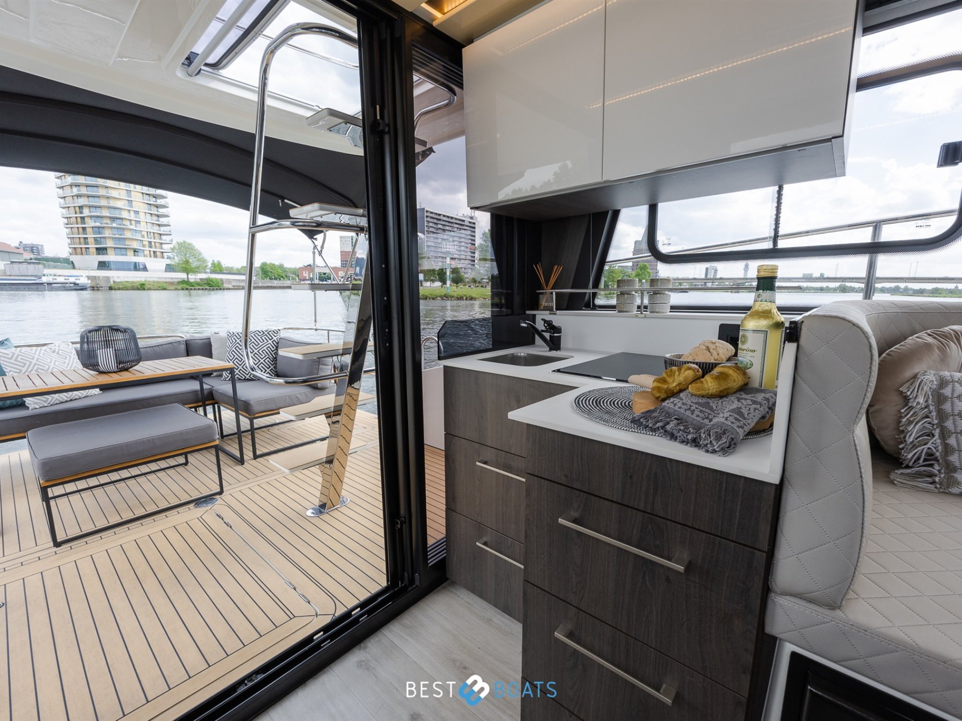 Cobra Yachts Futura 36 Premium Fly