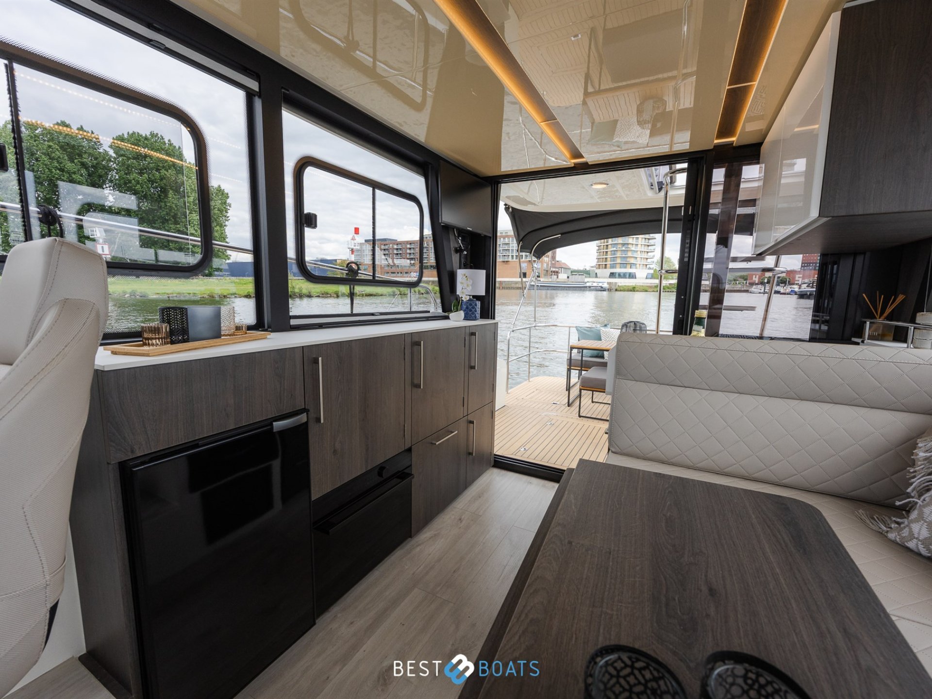 Cobra Yachts Futura 36 Premium Fly