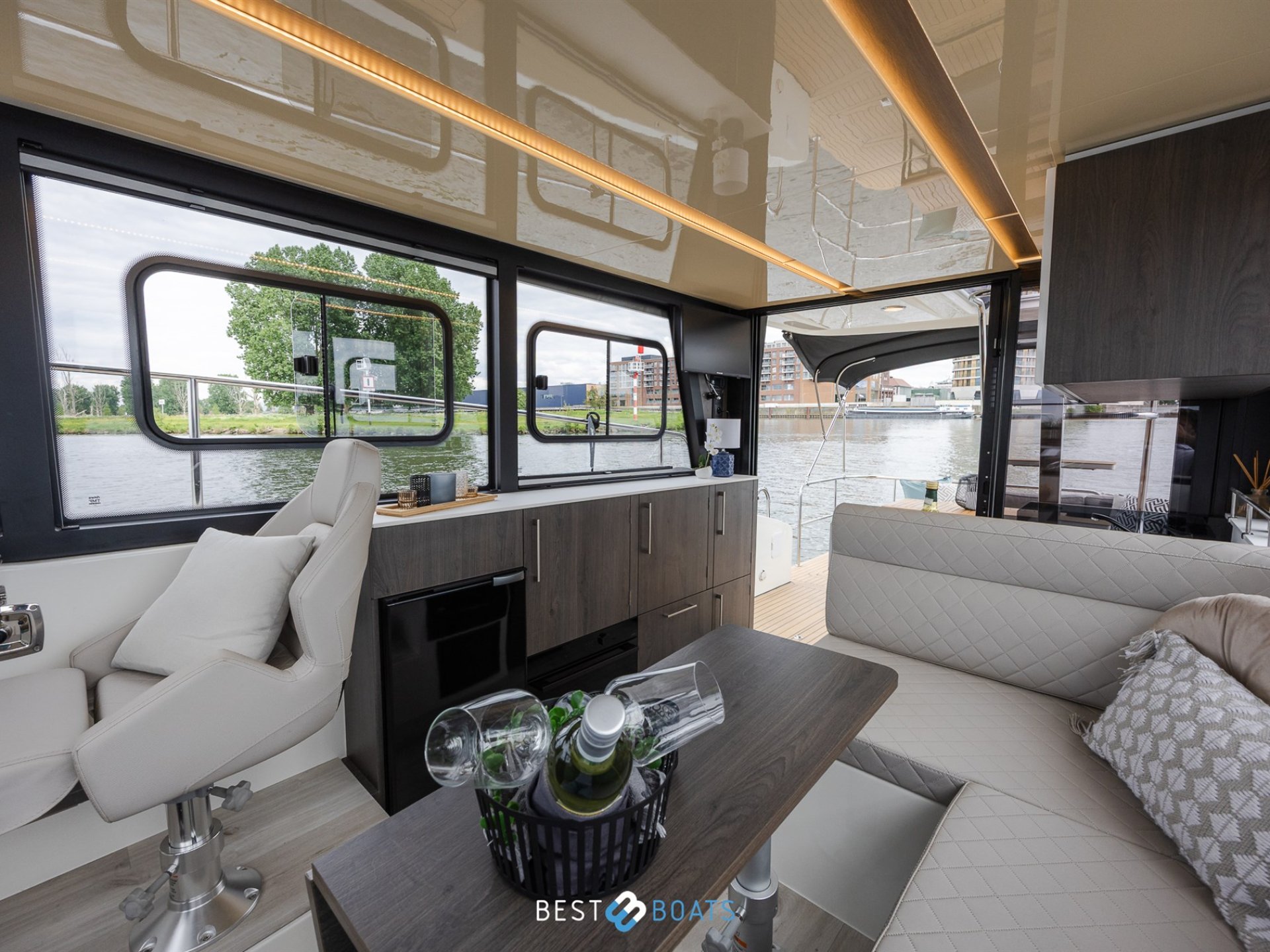 Cobra Yachts Futura 36 Premium Fly