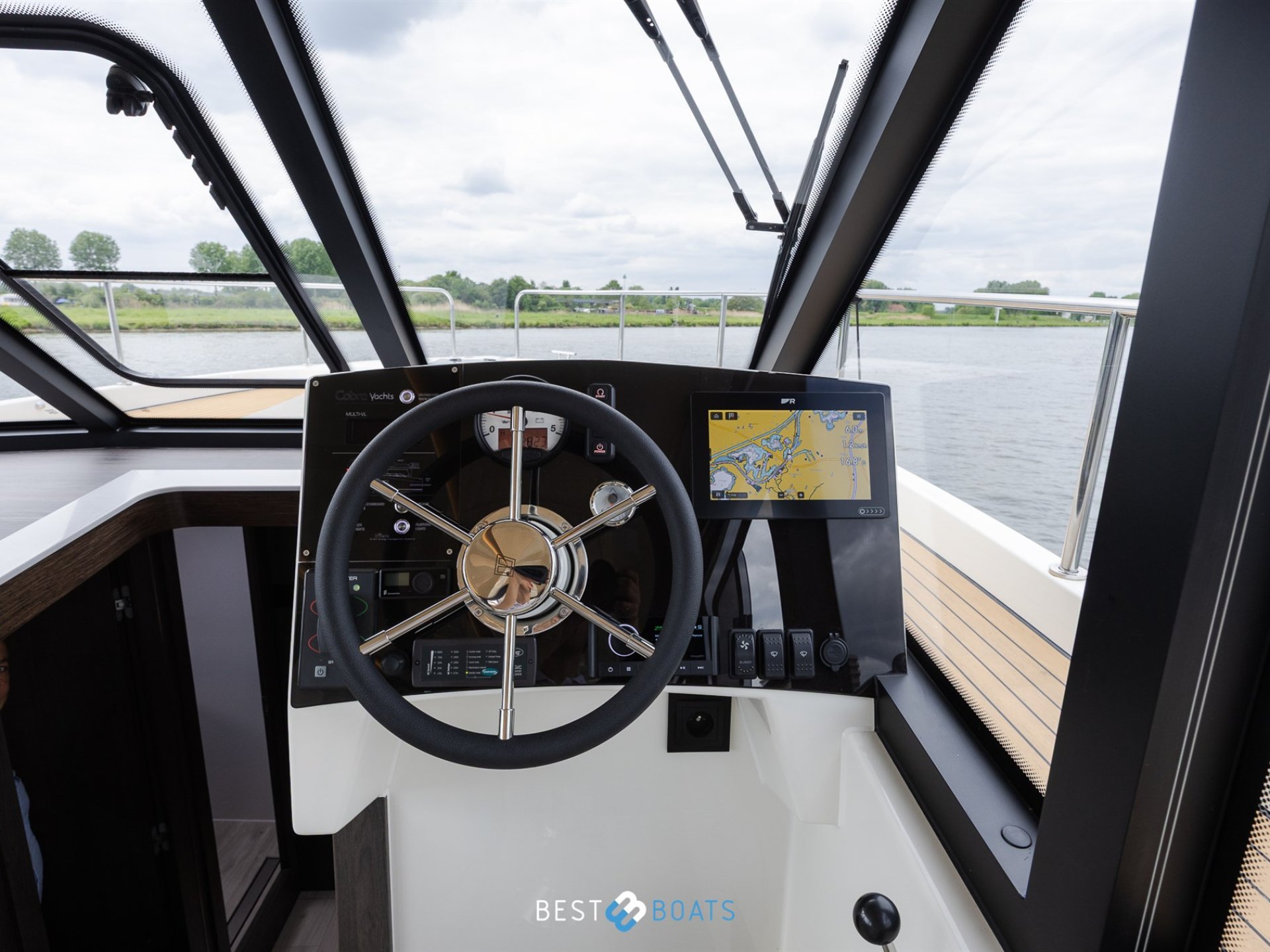 Cobra Yachts Futura 36 Premium Fly