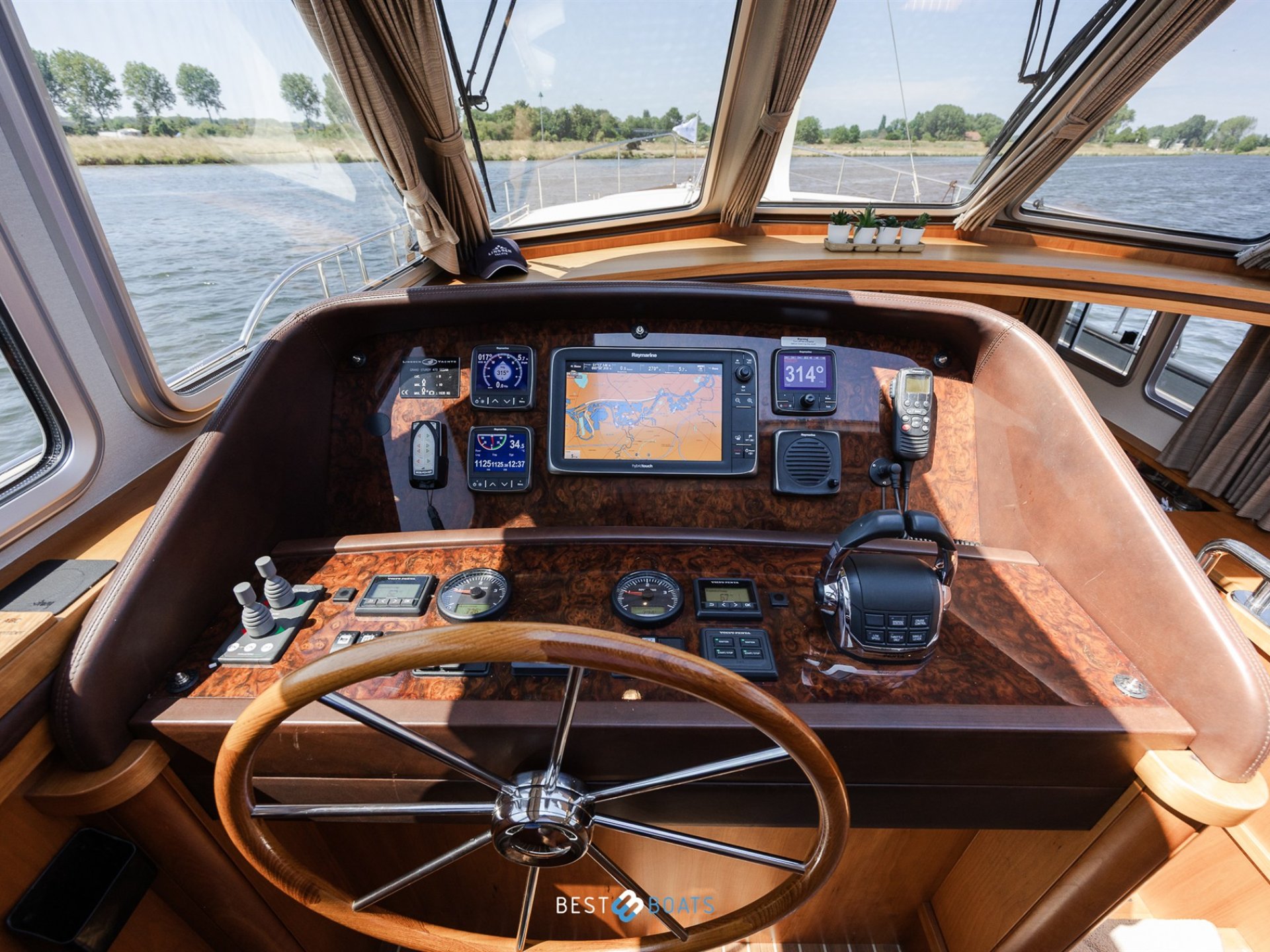 Linssen Grand Sturdy 470 Sedan Wheelhouse