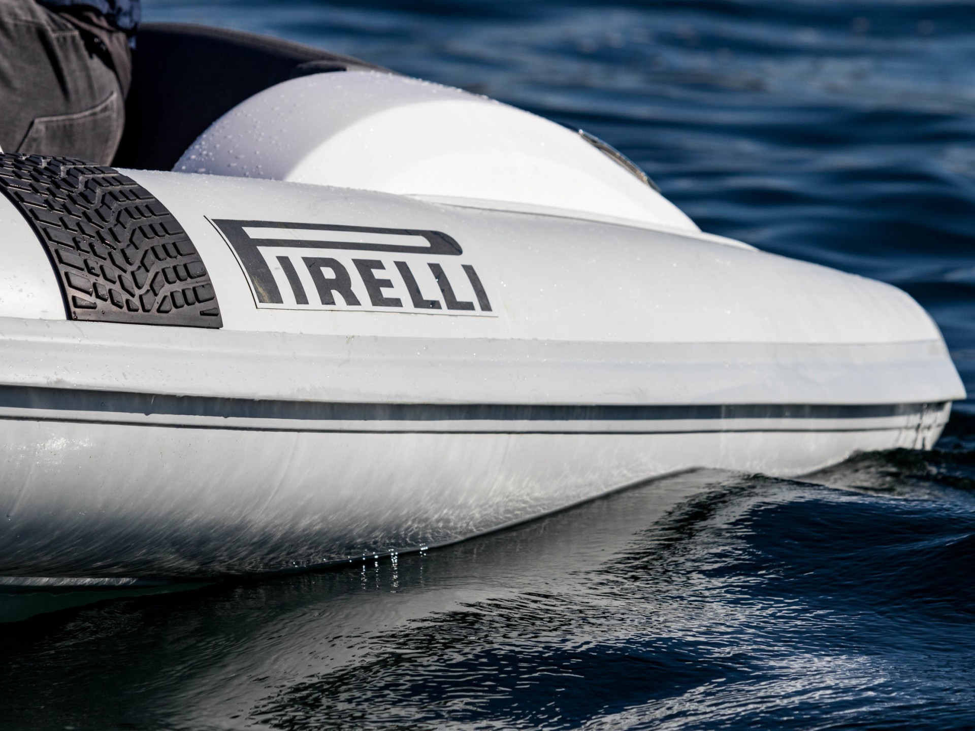 PIRELLI Speedboats J29