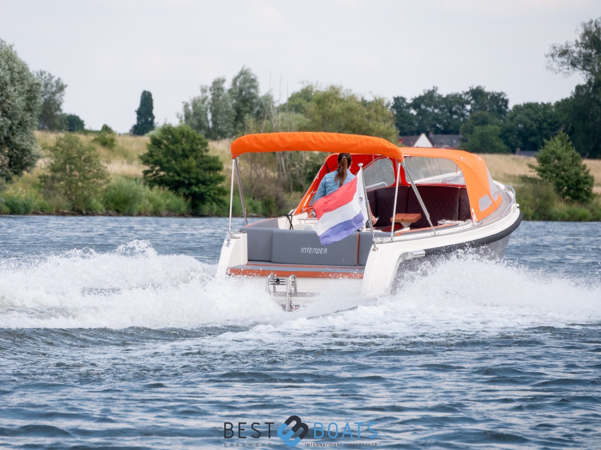 Interboat Intender 820