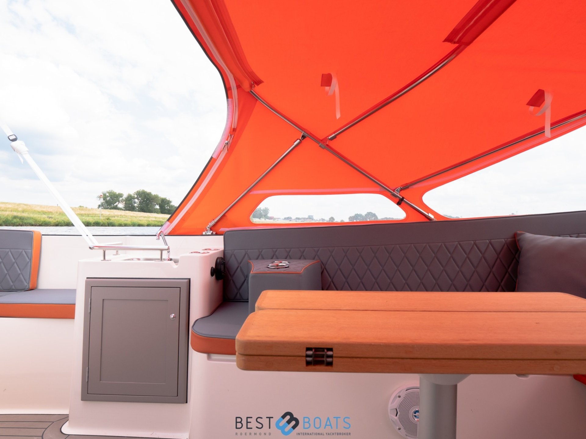 Interboat Intender 820