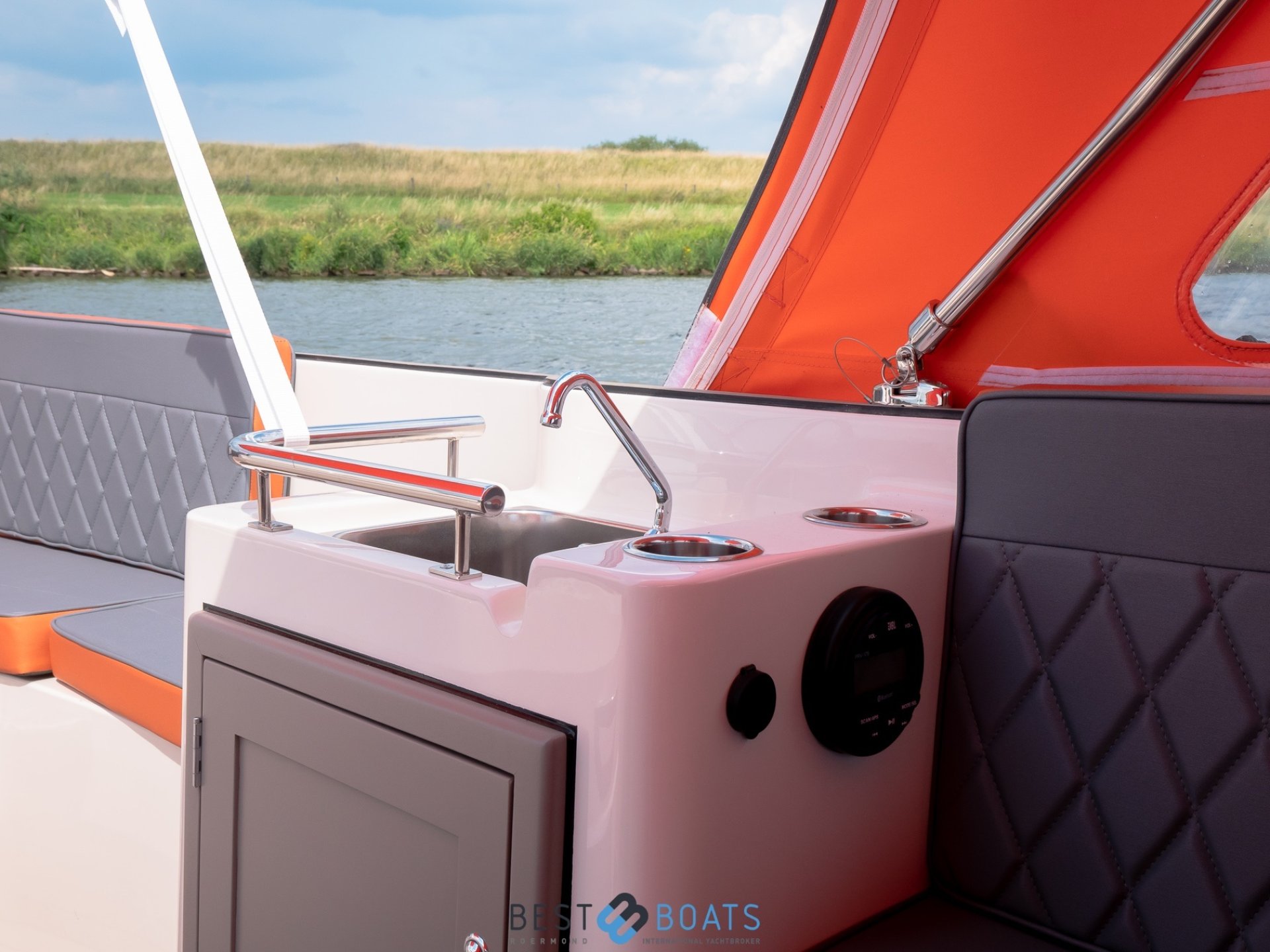Interboat Intender 820
